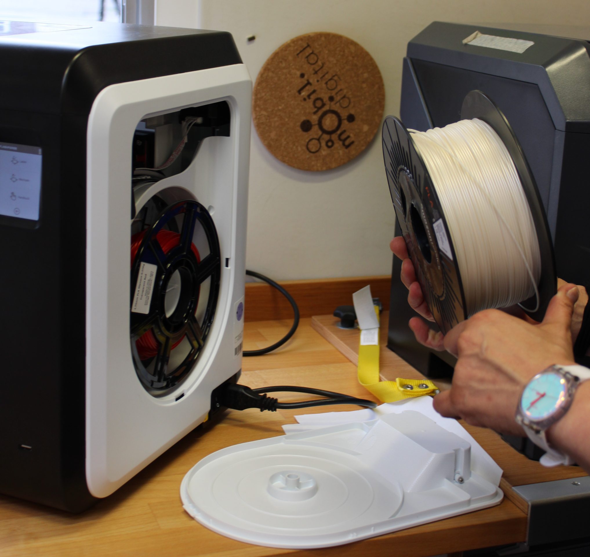 3D-Drucker an das Jugendzentrum Spinosa verschenkt