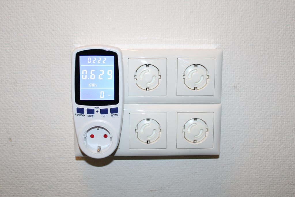 Energiekostengerät angeschlossen an eine Steckdose